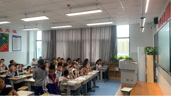 維格教育照明|以黑板燈助力校園的光環(huán)境建設(shè)